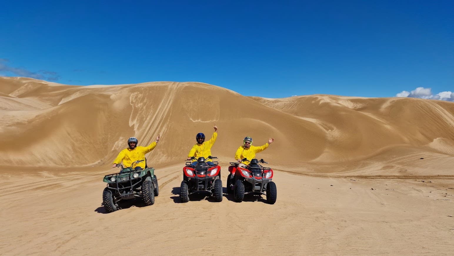 Guides in giant dunes